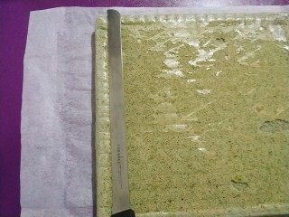 29、黑芝麻蛋糕卷,把前后两边用锯齿刀45度角切掉边缘；