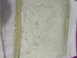30、黑芝麻蛋糕卷,然后把黑芝麻淡奶油抹到蛋糕卷上面；