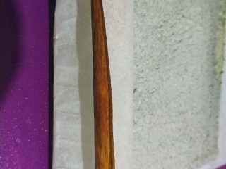 31、黑芝麻蛋糕卷,借助擀面杖把油纸从一边慢慢卷起；