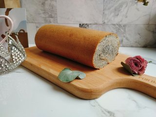 35、黑芝麻蛋糕卷,冷藏好的蛋糕卷；