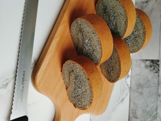 36、黑芝麻蛋糕卷,切块，建议用好刀切不会掉渣，推荐法焙客锯齿刀，便宜还好用，几十块钱的完胜其他*东；