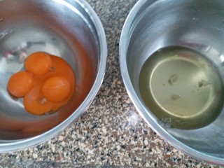 1、咸蛋黄肉松盒子蛋糕,把鸡蛋的蛋清和蛋黄分离，分别装在干净，无水无油的容器内。最好是不锈钢的打蛋盆。