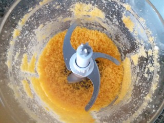 7、咸蛋黄肉松盒子蛋糕,11.蛋黄打成沫状备用