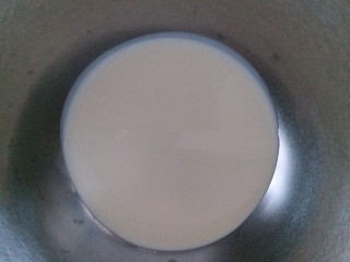 9、咸蛋黄肉松盒子蛋糕,把奶油称重，用电动打蛋器打发。