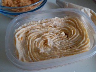 12、咸蛋黄肉松盒子蛋糕,盒子最下面放上一层蛋糕，然后挤上一层咸蛋黄奶油,，一层肉松，再奶油，肉松的顺序。好吃的咸蛋黄肉松蛋糕就做好了！