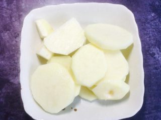 1、香肠土豆棒,土豆去皮切块，上锅蒸熟！切的薄一点易熟！