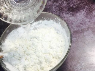 6、香肠土豆棒,如果太干，加入一点清水搅拌！揉成团