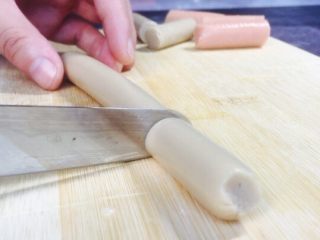 7、香肠土豆棒,准备火腿肠，切段备用！