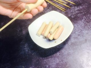 8、香肠土豆棒,用竹竿插好一端，有没有小吃摊的风范！