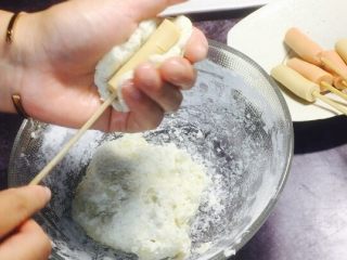 9、香肠土豆棒,把之前揉好的土豆团裹住香肠！形状任你做！