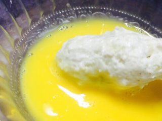 11、香肠土豆棒,一个鸡蛋，打散，裹上鸡蛋液！