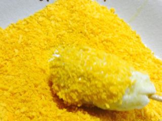 12、香肠土豆棒,在裹上一层面包糠！金黄色的已经很有食欲啦！