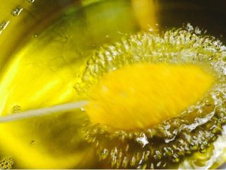 13、香肠土豆棒,油温6成热放入土豆棒！中火炸制！