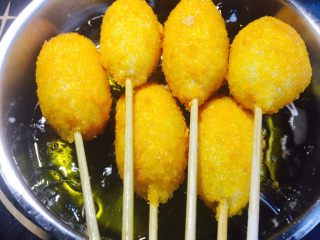 14、香肠土豆棒,全部炸至金黄，捞出控油！