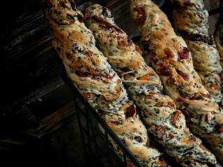 1、法式坚果面包棒,坚果部分大家可以根据自己的口味调放，但是尽可能要保证坚果的总重量是180克