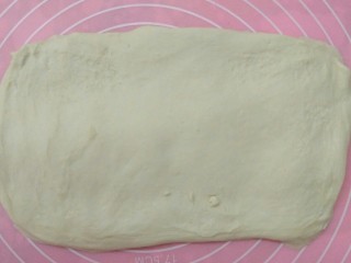 4、法式坚果面包棒,面团平铺压成长方形状