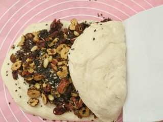 6、法式坚果面包棒,借助刮板卷起面团