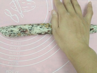 11、法式坚果面包棒,用手稍微搓成圆条状