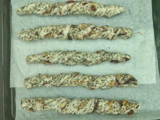 13、法式坚果面包棒,整形好后放入烤盘