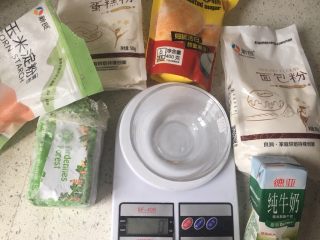 1、黄油曲奇,1️⃣ 准备食材：黄油、高低筋面粉、玉米淀粉、纯牛奶、淡奶油、细砂糖、盐和电子秤，按照配料表称好。