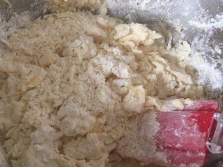 4、黄油曲奇,4️⃣ 加入所有材料，用刮刀搅拌均匀。