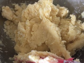 5、黄油曲奇,5️⃣ 搅拌完成，装入裱花袋中，从高处垂直挤到铺好油纸的烤盘上。