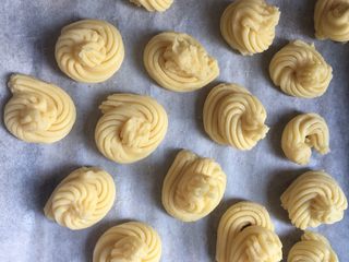 6、黄油曲奇,6️⃣ 烤箱160°C预热10分钟，再把挤好的曲奇放入烤箱中130°C烤40−50分钟。根据自家烤箱脾气来，烤至表面变黄即可。