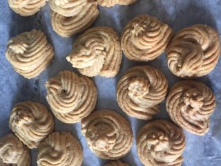 7、黄油曲奇,7️⃣ 烤好拿出烤箱冷却。