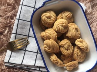 8、黄油曲奇,8️⃣ 放入盘中，美味的下午茶甜点就做好啦～