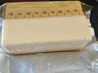 1、柠檬玛德琳蛋糕-入门级蛋糕,称出90克无盐黄油。