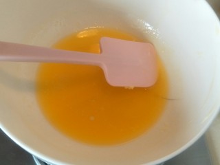 2、柠檬玛德琳蛋糕-入门级蛋糕,烧热水，隔水融化。