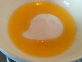 3、柠檬玛德琳蛋糕-入门级蛋糕,加入70克细砂糖/糖粉隔水融化。