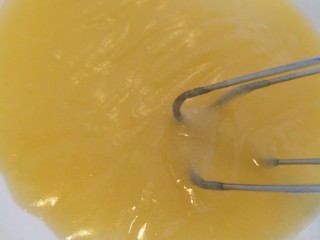 4、柠檬玛德琳蛋糕-入门级蛋糕,用手动打蛋器混合，使黄油变成半透明的啫喱状。主要就是把糖融化掉。