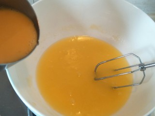 5、柠檬玛德琳蛋糕-入门级蛋糕,加入90克常温鸡蛋液