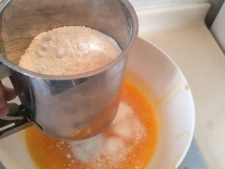 6、柠檬玛德琳蛋糕-入门级蛋糕,一起过筛80g低粉2g泡打粉，10克奶粉。（奶粉可以让蛋糕吃起来更加松软可口。）