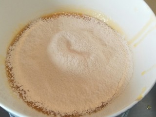 7、柠檬玛德琳蛋糕-入门级蛋糕,过筛，过筛。