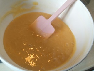 8、柠檬玛德琳蛋糕-入门级蛋糕,把粉类都混合到无干粉状态就可以了，随便拌拌，不要用力搅拌，以免低粉起筋就不好了。