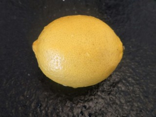 9、柠檬玛德琳蛋糕-入门级蛋糕,拿出一颗新鲜的柠檬。