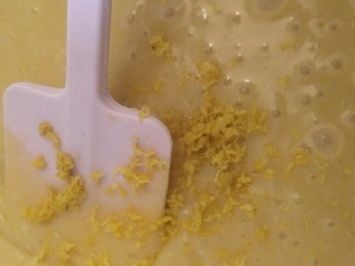 10、柠檬玛德琳蛋糕-入门级蛋糕,擦出柠檬皮。白色的地方不要会变苦。