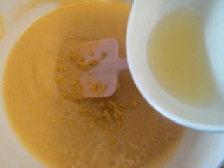 11、柠檬玛德琳蛋糕-入门级蛋糕,在榨出的柠檬汁15克。