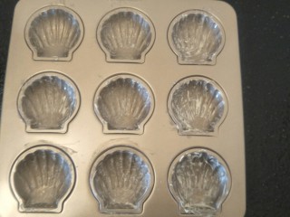 13、柠檬玛德琳蛋糕-入门级蛋糕,拿出玛德琳贝壳模具图上软化好的黄油
