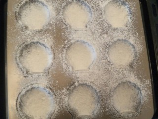 15、柠檬玛德琳蛋糕-入门级蛋糕,要均匀的都是撒上上多出来的面粉拍掉。