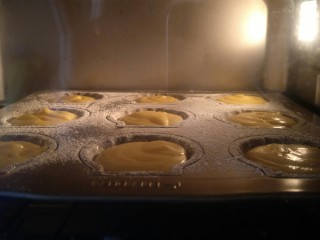 17、柠檬玛德琳蛋糕-入门级蛋糕,烤箱170°预热。上下火烤20分钟。