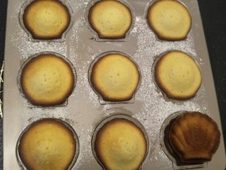 19、柠檬玛德琳蛋糕-入门级蛋糕,看状态。可以再烤的时候拿牙签测试一下，插进去没有湿的面糊就可以拿出来了。还有就是边缘出现有点变色的时候就可以啦。