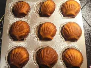 20、柠檬玛德琳蛋糕-入门级蛋糕,出模具后，等五分钟到不烫手的时候，就把小贝和都翻过来凉凉。