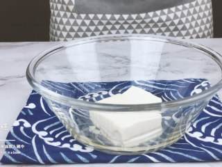 1、低脂低糖｜日式豆腐戚风蛋糕,内酯豆腐、玉米油放入碗中