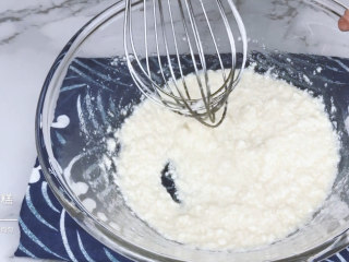 2、低脂低糖｜日式豆腐戚风蛋糕,使用蛋抽搅拌均匀