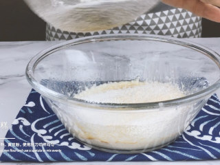 3、低脂低糖｜日式豆腐戚风蛋糕,过筛入低筋面粉