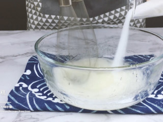 7、低脂低糖｜日式豆腐戚风蛋糕,蛋清分三次加入细砂糖，首先低速打散，然后高速打发