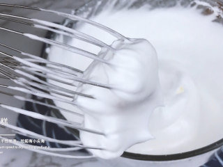 8、低脂低糖｜日式豆腐戚风蛋糕,转中速打发至干性发泡，拉起有小尖角